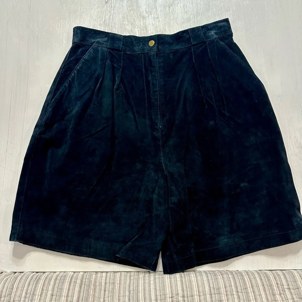 90s Leather Collection Black High Waisted Pleated Leather Short 11/12 - Picture 3 of 10